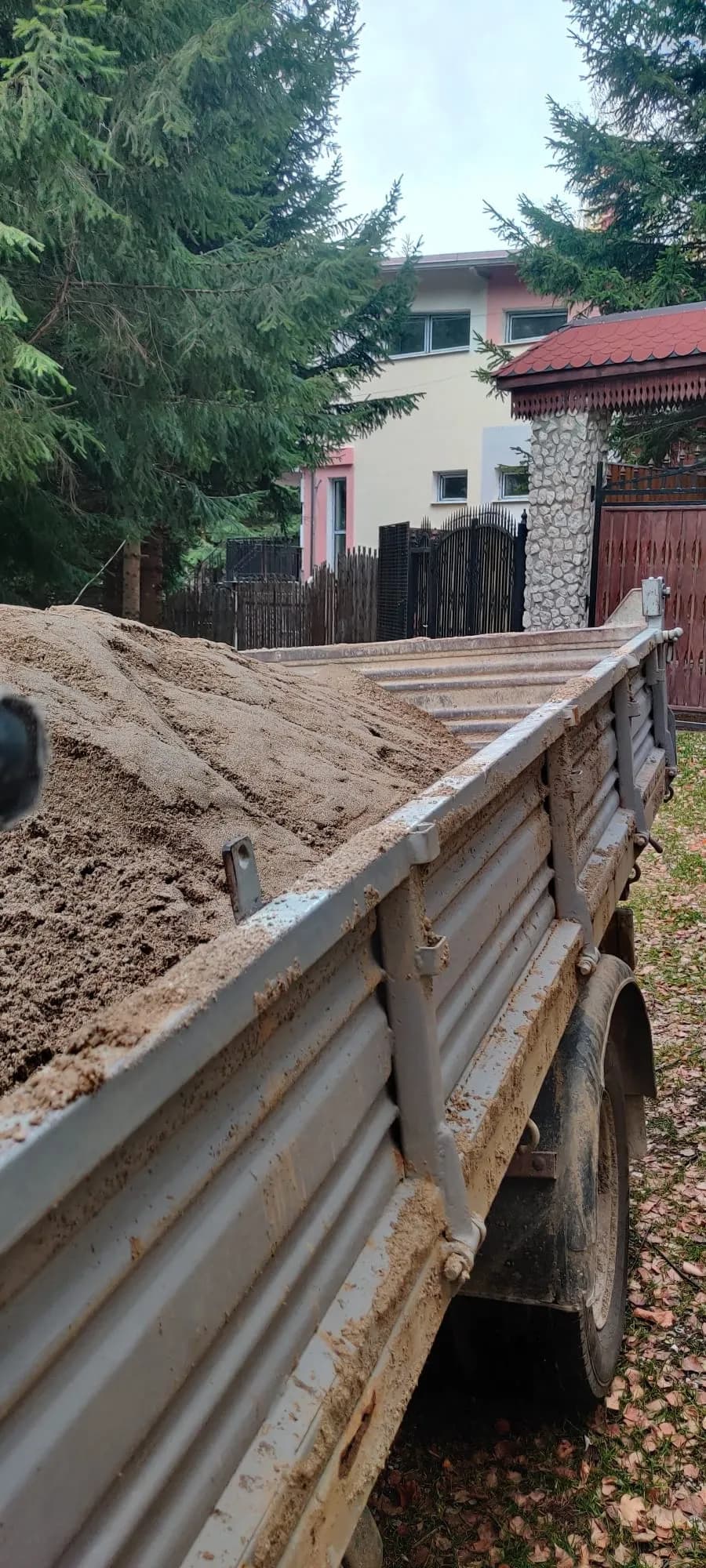 Livrare nisip pentru construcții la client